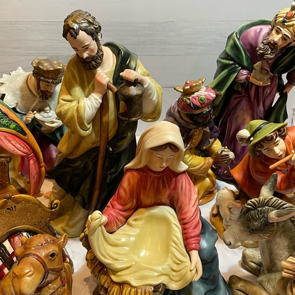 Grandeur Noel 2003 Hand-Painted Porcelain Nativity Set - Picture 2 of 12